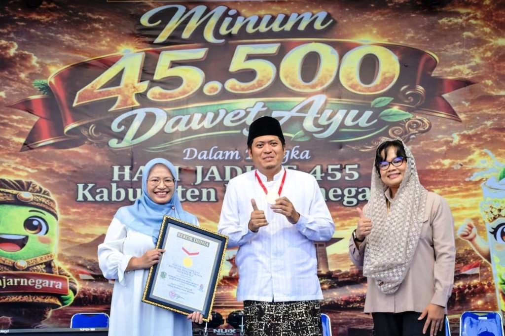 PLN Indonesia Power UBP Mrica Supports MURI Record of 45,500 Cups of Dawet Ayu in Celebration of Banjarnegara’s 455th Anniversary Through Ramadan Takjil Distribution at Mrica Corner