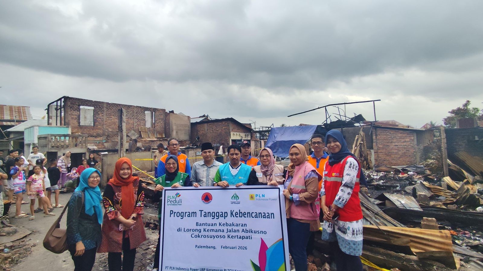PLN Indonesia Power UBP Keramasan Provides Assistance to Fire Victims in Ring 1 Kertapati Area