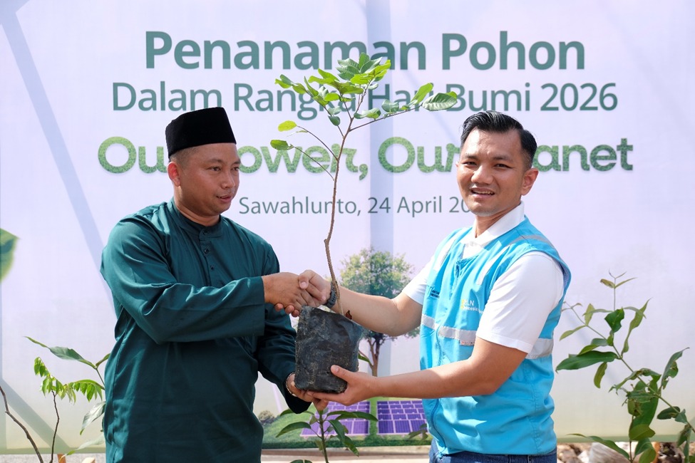 PLN Indonesia Power UBP Ombilin (PLTU Ombilin) Tanam 400 Bibit Pohon Produktif Peringati Hari Bumi 2026