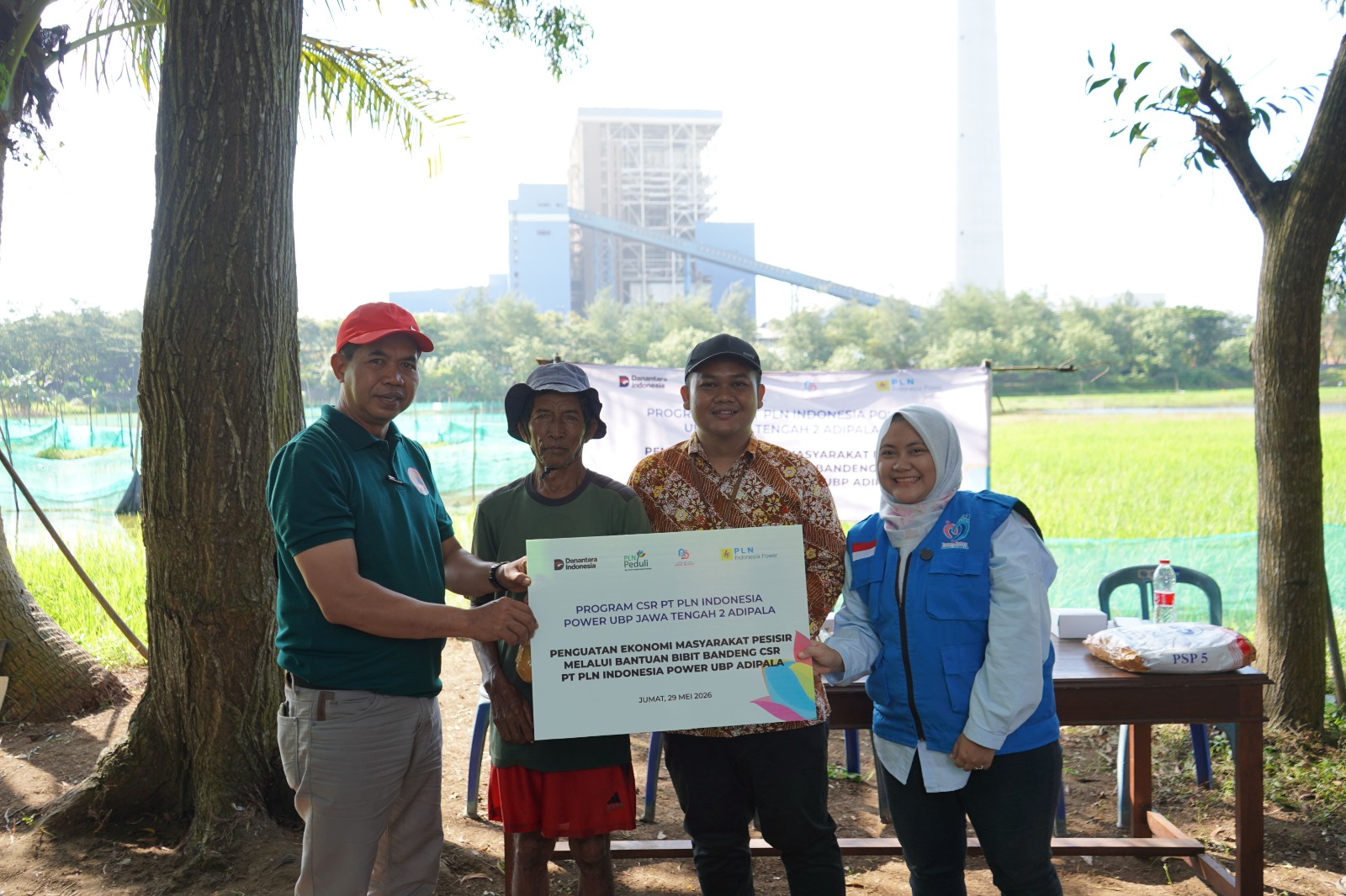 UBP Adipala Dukung Pemberdayaan Ekonomi Masyarakat melalui Penyerahan Bibit Ikan Bandeng dalam momen Idul Adha